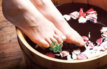 醋泡腳要把醋燒開嗎？白醋泡腳的正確方法