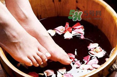 花椒水泡腳能降血壓嗎？泡腳是干花椒好還是鮮花椒好