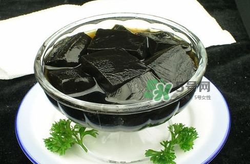龜苓膏男人能吃嗎？龜苓膏吃多了會(huì)怎么樣