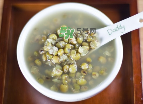 綠豆湯和牛奶能一起吃嗎？喝綠豆湯同時(shí)可以喝牛奶嗎？