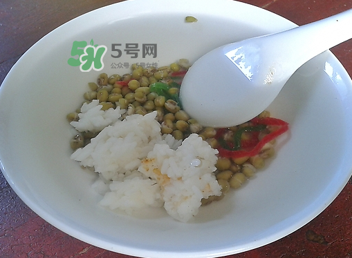 綠豆湯和牛奶能一起吃嗎？喝綠豆湯同時(shí)可以喝牛奶嗎？