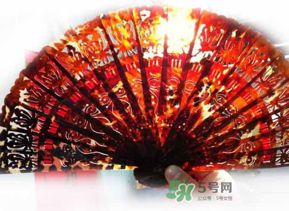 玳瑁怎么辨別真假？玳?？梢哉此畣?></p><p>3、不要和堅(jiān)硬的物品和首飾接觸，以防玳瑁飾品刮傷、刮花。</p><p>玳瑁（Shell）是一種有機(jī)寶石，成分：碳酸鈣；硬度：2.5；特指玳瑁的背甲，為非晶質(zhì)體，呈微透明至半透明，具蠟質(zhì)至油脂光澤。</p><h3>佩戴玳瑁的好處</h3><p>玳瑁是一種有機(jī)寶石，特指玳瑁的背甲，玳瑁的甲殼上有美麗而又色彩斑斕的花紋，是一種名貴的寶石，為非晶質(zhì)體，呈微透明至半透明，具蠟質(zhì)至油脂光澤?？捎糜谥谱鹘渲?、手鐲、簪（釵）、梳（櫛）、扇子、盒、眼鏡框、樂器小零件、精密儀器的梳齒以及刮痧板等器物，具有獨(dú)特的神韻和光彩。高貴典雅，有祥瑞幸福、健康長(zhǎng)壽的象征，享有“海金”之稱。</p> </div>
<div align=