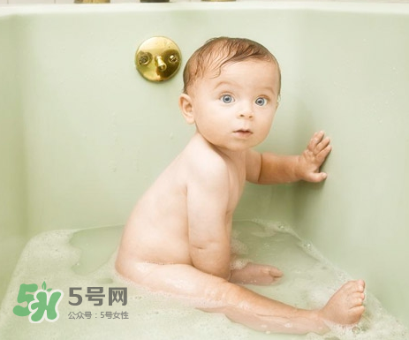 寶寶濕疹可以洗澡嗎？新生兒濕疹可以洗澡嗎？