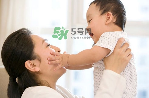 3~5個(gè)月的寶寶有多了解這個(gè)世界？寶寶睡眠習(xí)慣如何規(guī)范？