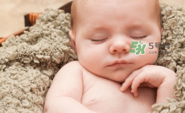 3~5個(gè)月的寶寶有多了解這個(gè)世界？寶寶睡眠習(xí)慣如何規(guī)范？