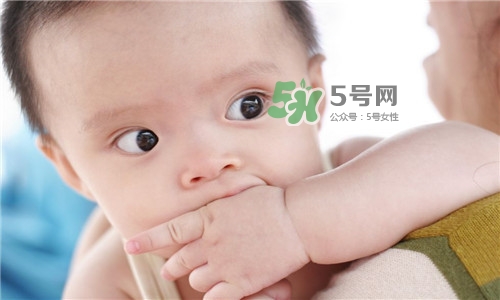 3~5個(gè)月的寶寶有多了解這個(gè)世界？寶寶睡眠習(xí)慣如何規(guī)范？