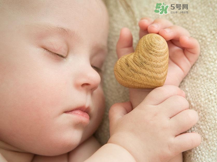 什么時候跟孩子分床睡好？嬰兒跟父母分房睡還是分床睡？