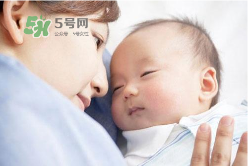 8月份坐月子穿什么衣服？八月份坐月子穿什么鞋？