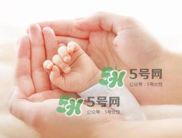 坐月子要穿內(nèi)衣嗎？坐月子不穿內(nèi)衣胸會下垂嗎？