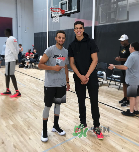 under armour curry4黑白配色什么時候發(fā)售？庫里第四代戰(zhàn)靴發(fā)售日期