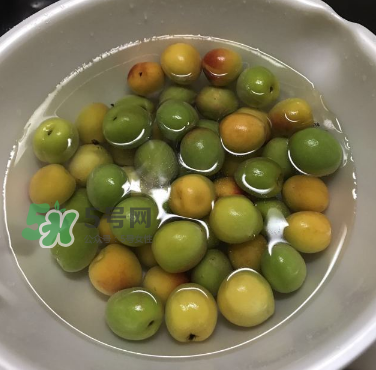 自制青梅酒的做法 青梅酒泡多久可以喝？
