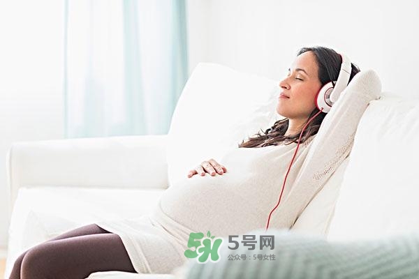 音樂胎教是媽媽聽還是放在肚子上？胎教音樂有哪些？