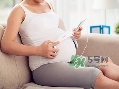 音樂胎教是媽媽聽還是放在肚子上？胎教音樂有哪些？