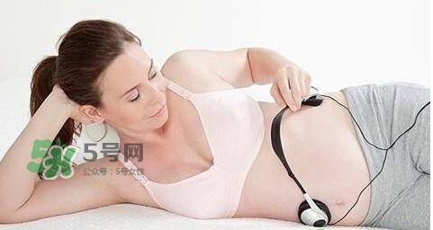 音樂胎教是媽媽聽還是放在肚子上？胎教音樂有哪些？