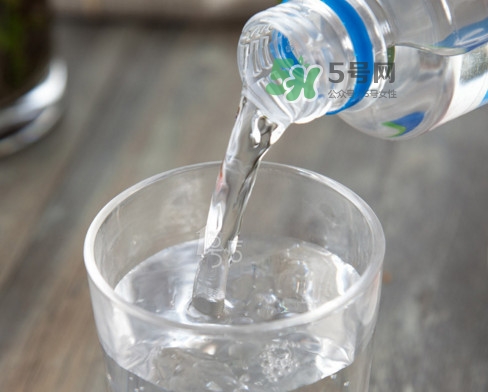 蘇打水可以治痛風(fēng)嗎？蘇打水可以降尿酸嗎