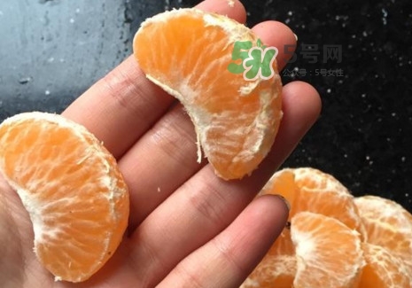 橘子里的白絲能吃嗎？橘子瓣上面的白絲吃了有什么好處？