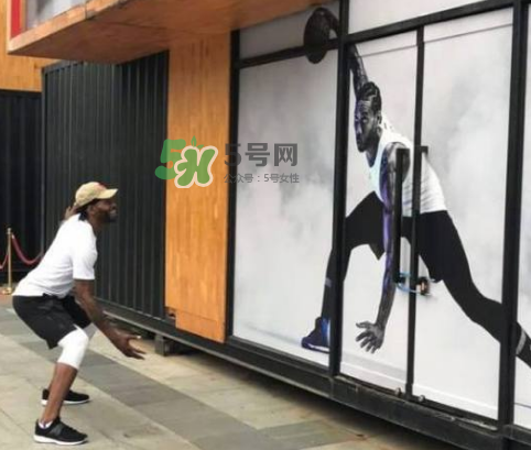 科懷倫納德中國行穿的球鞋是什么牌子？科懷倫納德中國行同款鞋子