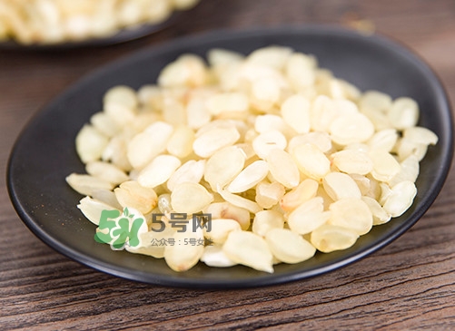 皂角米可以用熱水泡嗎？皂角米用冷水泡好還是熱水泡好