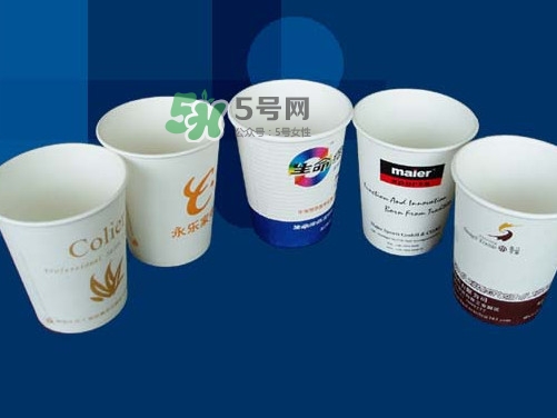 一次性紙杯可以裝開水嗎？能不能用一次性紙杯喝熱水？