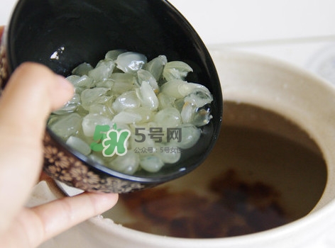 泡皂角米的水要倒掉嗎？泡皂角米的水有什么作用