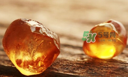桃膠什么顏色的好？桃膠顏色深色好還是淺色好