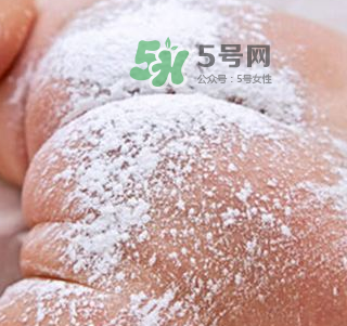 寶寶用爽身粉有危害嗎？爽身粉對(duì)寶寶有什么危害？
