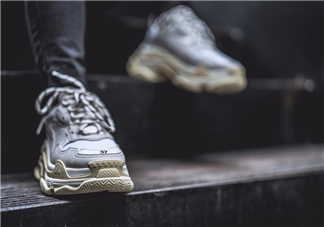 balenciaga triple s上腳效果怎么樣？巴黎世家復古訓練鞋上腳