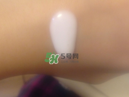 olay玉蘭油小白瓶小綠瓶哪個(gè)好？olay小白瓶小綠瓶區(qū)別