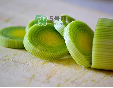 大蔥怎么切不辣眼睛？大蔥怎么做好吃