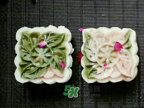 冰皮月餅皮太黏怎么辦？冰皮月餅粘手怎么回事？