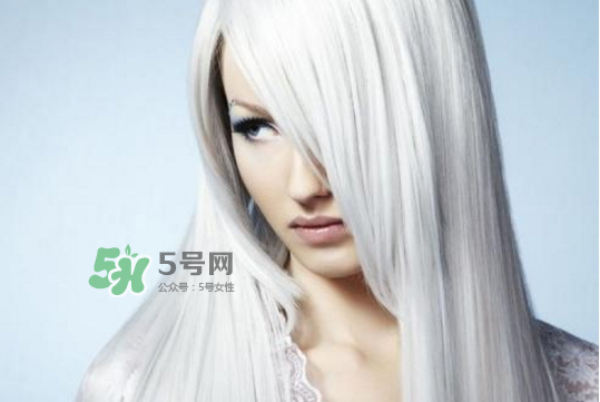 頭發(fā)白是什么原因引起的？頭發(fā)白吃什么能變黑？