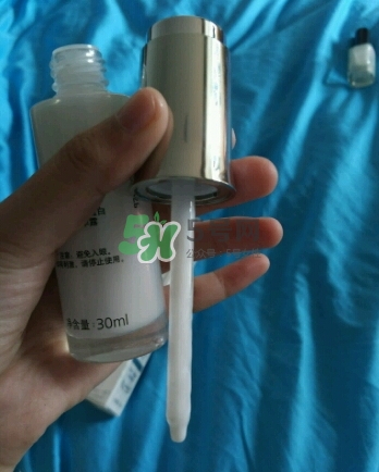olay淡斑小白瓶和olay光感小白瓶哪個好？