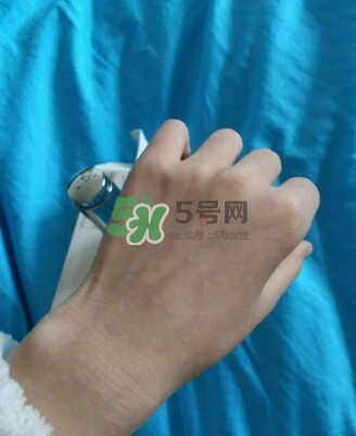 olay淡斑小白瓶和olay光感小白瓶哪個好？