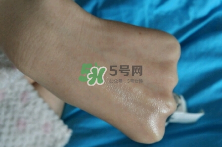 olay淡斑小白瓶和olay光感小白瓶哪個好？