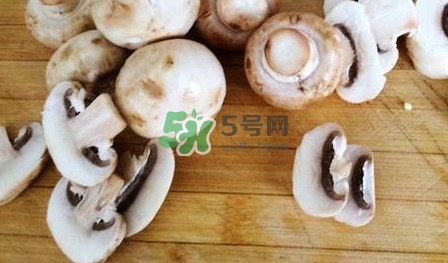 口蘑里面是黑色正常嗎？口蘑需要焯水嗎