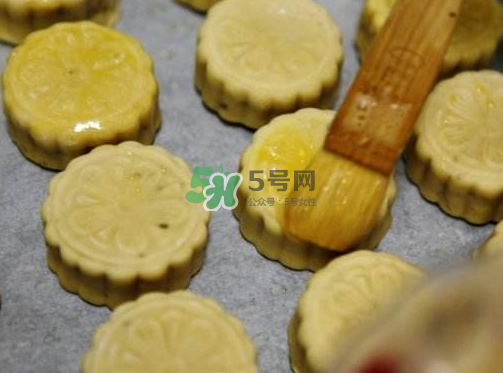烤月餅刷蛋液還是蛋黃？月餅刷蛋液是全蛋液嗎？
