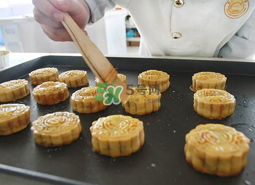 烤月餅刷蛋液還是蛋黃？月餅刷蛋液是全蛋液嗎？