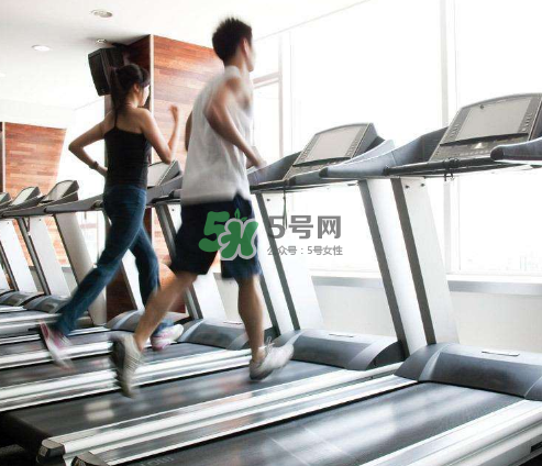 動(dòng)感單車(chē)和跑步機(jī)哪個(gè)減肥效果好？動(dòng)感單車(chē)和跑步機(jī)哪個(gè)瘦腿快？
