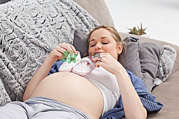 孕晚期肚子有規(guī)律的跳動是胎動嗎？