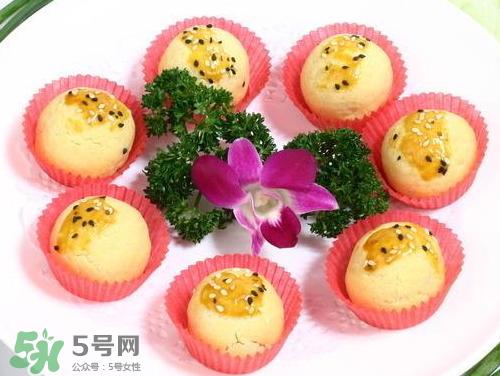 為什么蛋黃酥的皮很硬？蛋黃酥油皮太硬怎么辦？