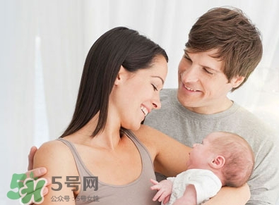抱新生兒可以晃動嗎？抱新生兒的正確方法圖