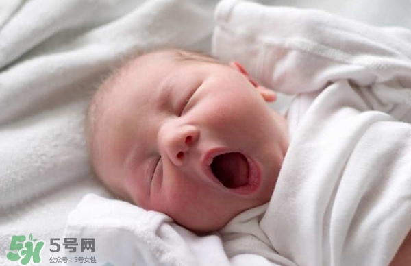 寶寶驚厥是什么癥狀？如何區(qū)別寶寶驚厥和驚跳？