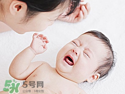 寶寶驚跳是什么癥狀？寶寶驚跳反應(yīng)怎么安撫？