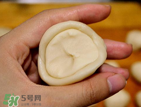 蛋黃酥油皮破了怎么辦？做蛋黃酥油皮破皮原因