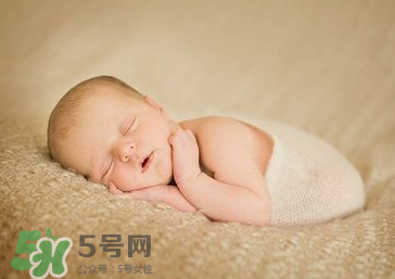 剪臍帶時(shí)寶寶會(huì)不會(huì)疼？剪臍帶寶寶疼嗎？