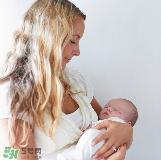 新生寶寶怎么抱？新生寶寶可以豎著抱嗎？
