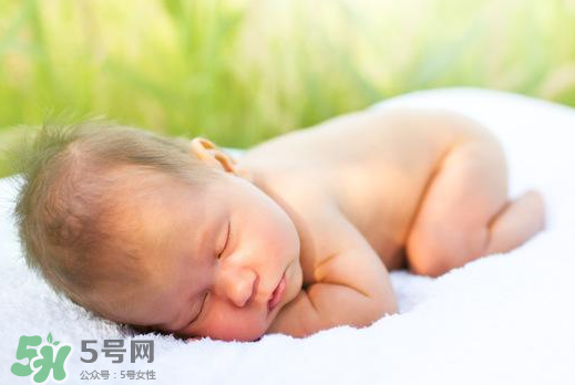 寶寶曬太陽后出濕疹正常嗎？寶寶曬太陽會(huì)出濕疹嗎？