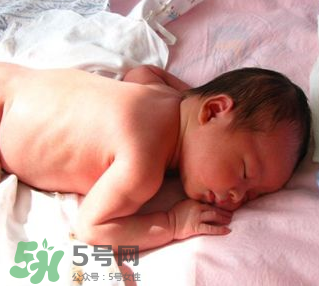 寶寶曬太陽后出濕疹正常嗎？寶寶曬太陽會(huì)出濕疹嗎？