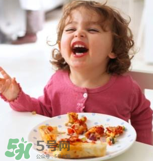 怎么培養(yǎng)寶寶自己吃飯？如何培養(yǎng)寶寶自己吃飯