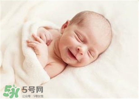 寶寶驚跳是什么癥狀？寶寶驚跳反應(yīng)怎么安撫？